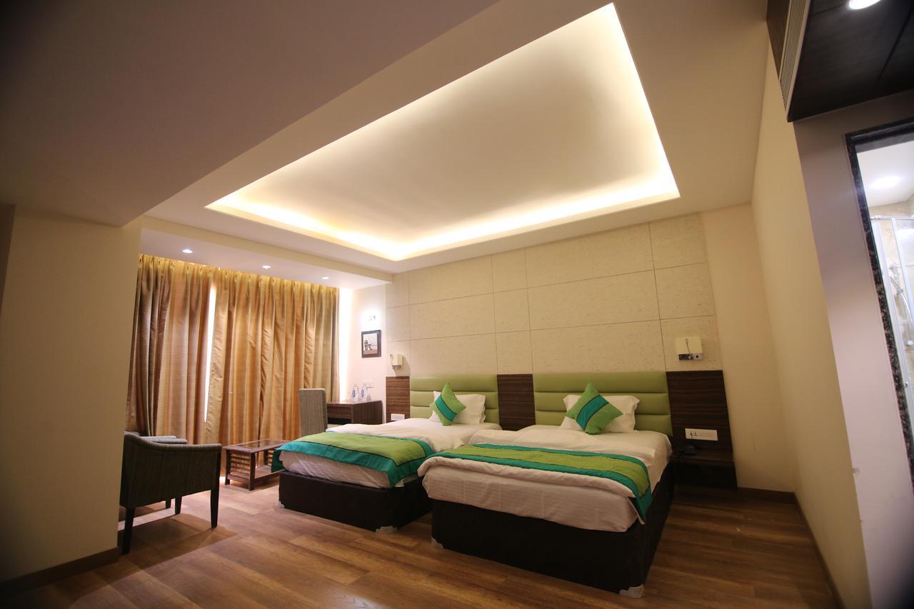 Hotel The Mystic Palms à Mathura Extérieur photo