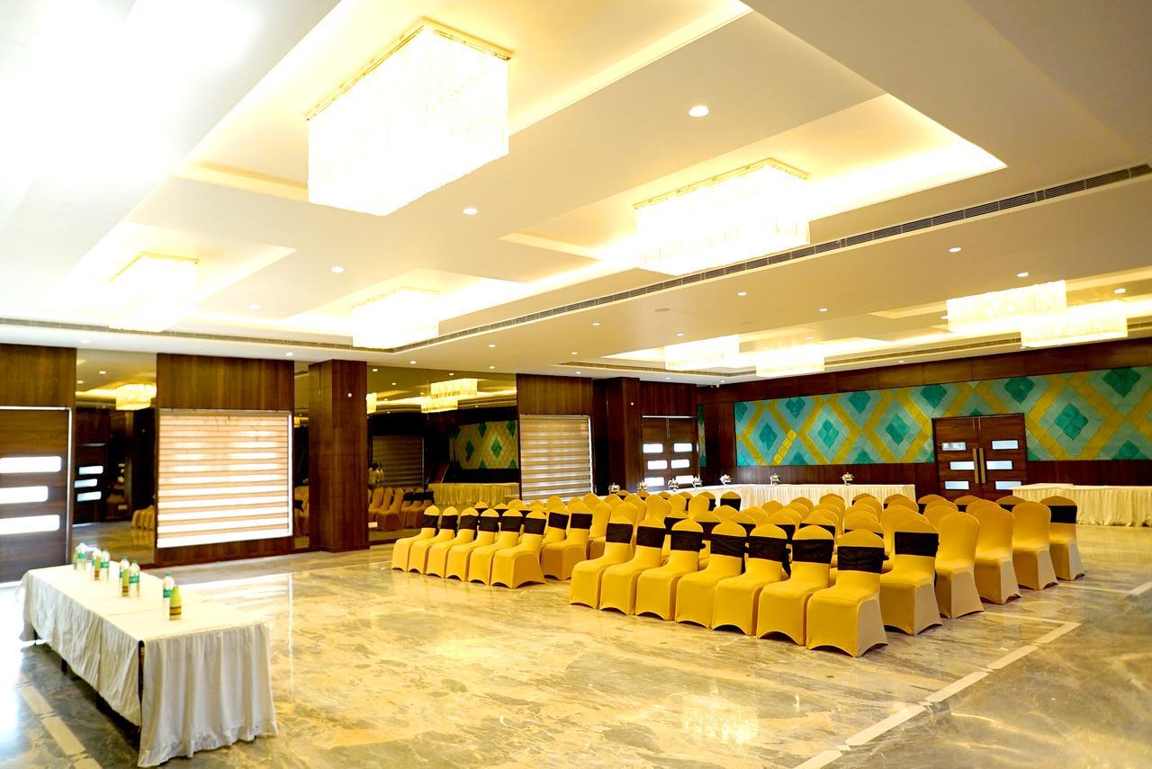 Hotel The Mystic Palms à Mathura Extérieur photo