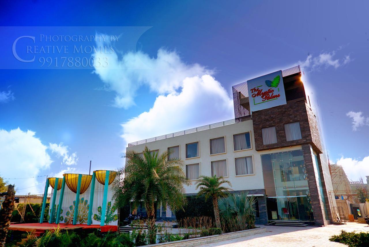 Hotel The Mystic Palms à Mathura Extérieur photo