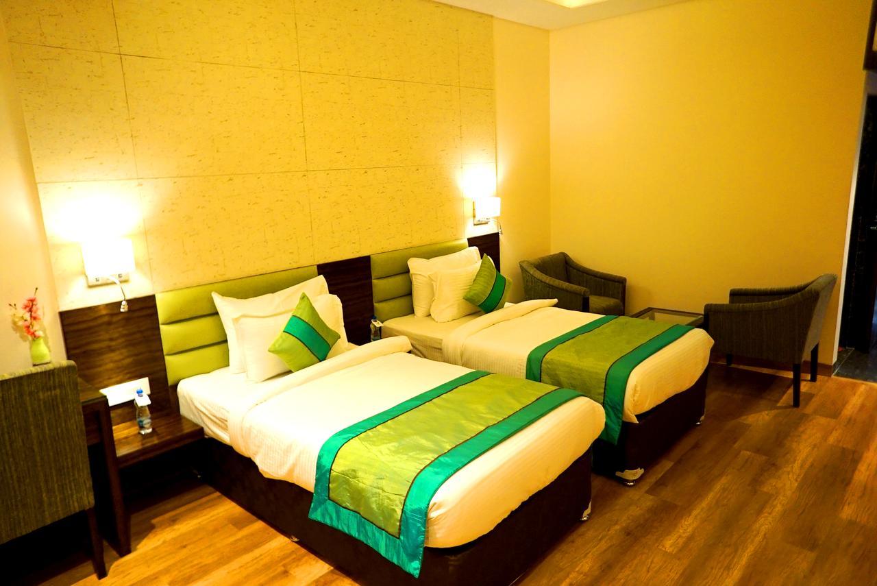 Hotel The Mystic Palms à Mathura Extérieur photo