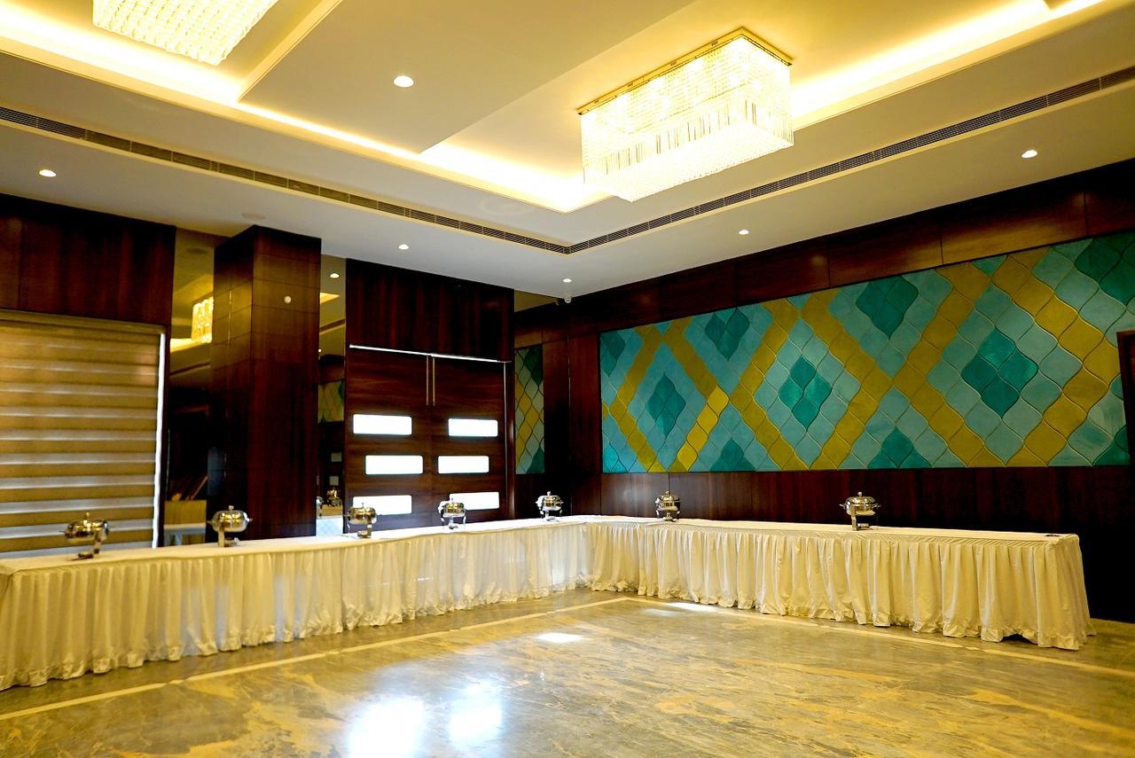Hotel The Mystic Palms à Mathura Extérieur photo