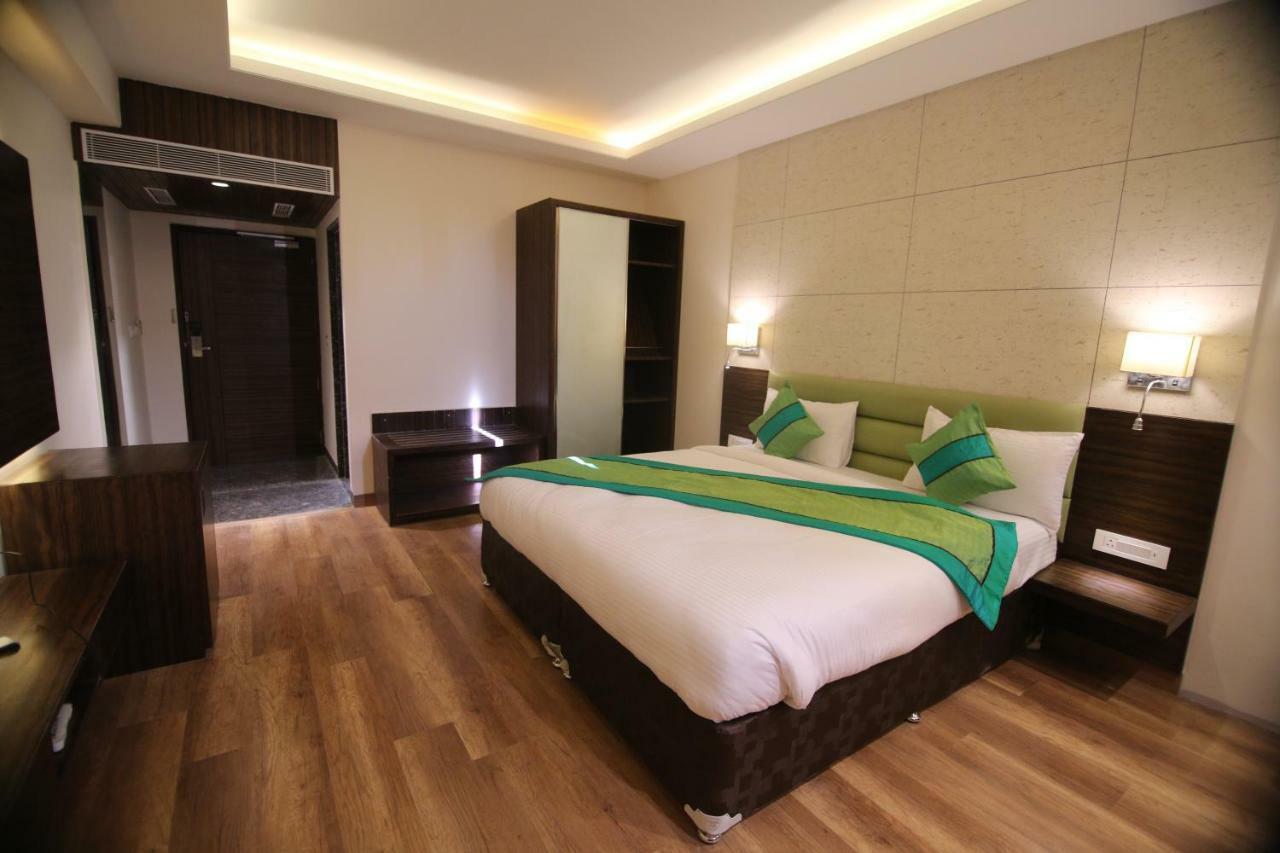 Hotel The Mystic Palms à Mathura Extérieur photo