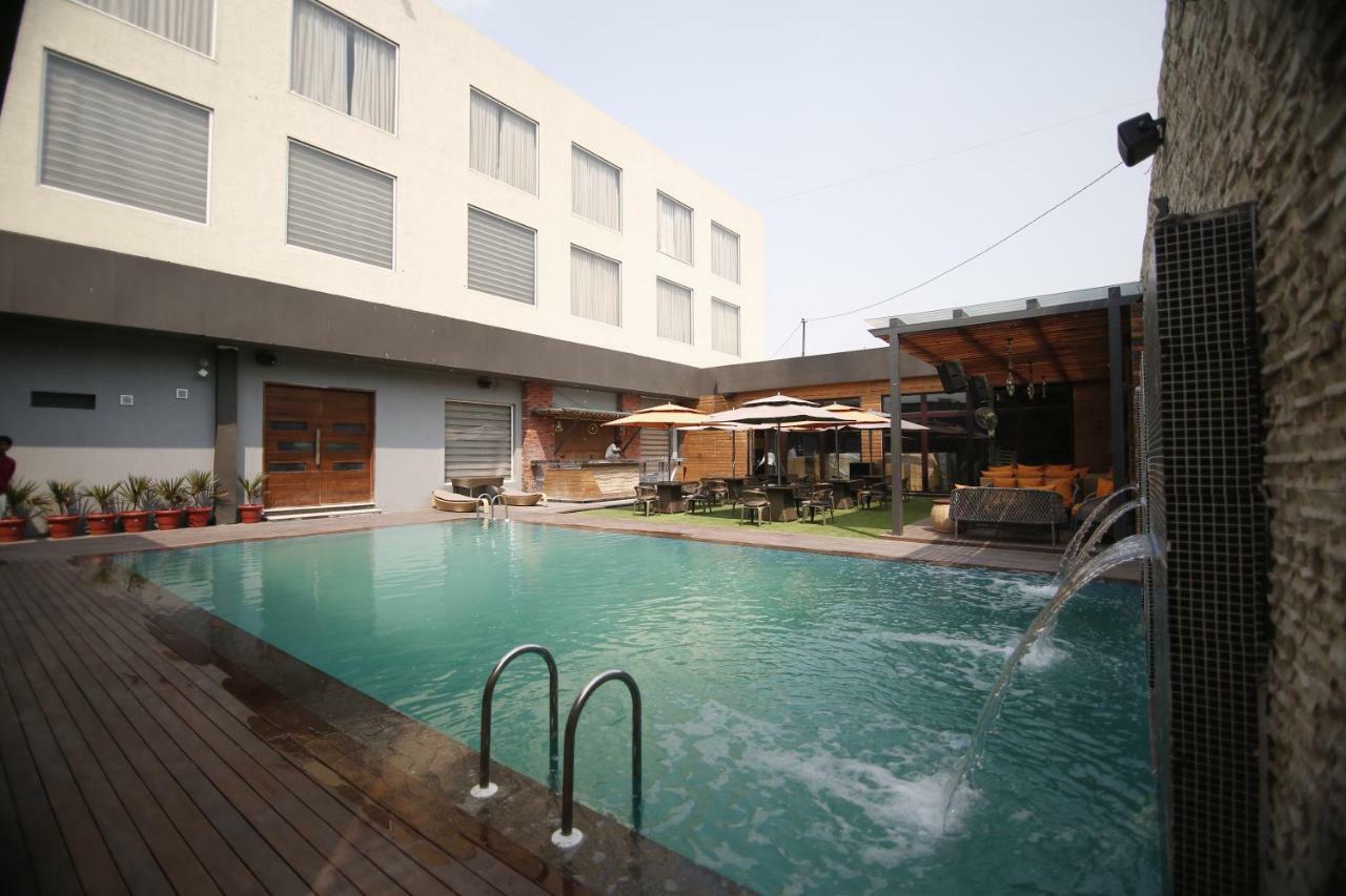 Hotel The Mystic Palms à Mathura Extérieur photo